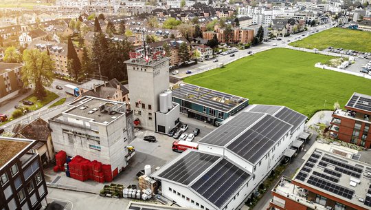 Brauerei Baar Aussenansicht Gelände Solaranlage Photovoltaik Baarer Bier 